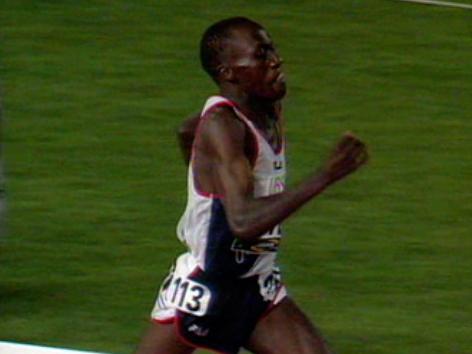 Wilson Kipketer pulvérise le record du 800 m. messieurs.