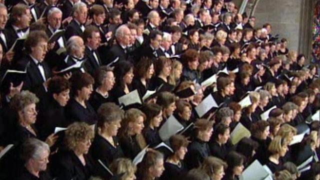 Charlet dirige 400 chanteurs pour la Messe allemande de Schubert [RTS]