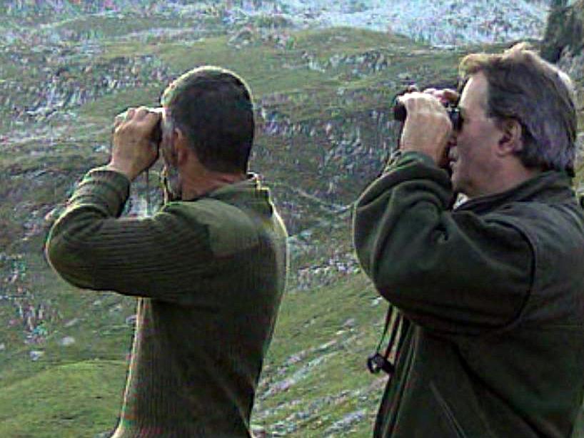 Reportage dans le petit monde des chasseurs fribourgeois.