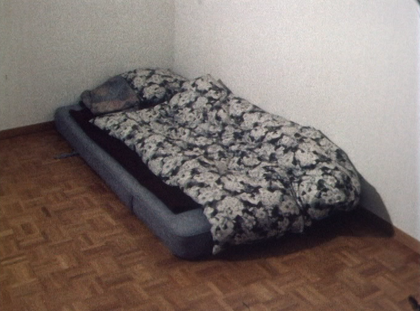 Intérieur de l'appartement de la rue d'Echallens, à Lausanne, où a été séquestrée la petite Graziella Ortiz en 1977. [RTS]