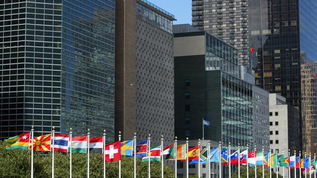 Le drapeau suisse flotte devant les bâtiments de l'ONU à New York en 2002. [Keystone - Alessandro Della Valle]