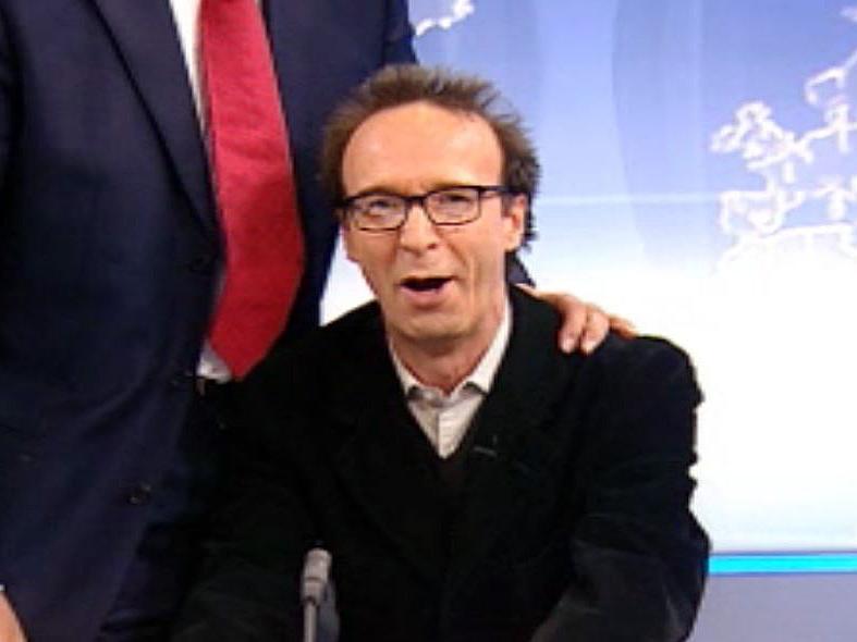 Benigni présente les dernières minutes du téléjournal romand.