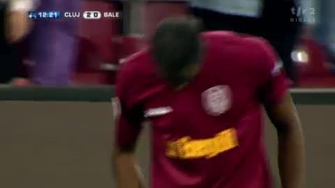 Football / Ligue des champions : nouvelle erreur de marquage de la défense du FC Bâle et Cluj mène 2-0 sur un but de la tête de Traoré (12e).