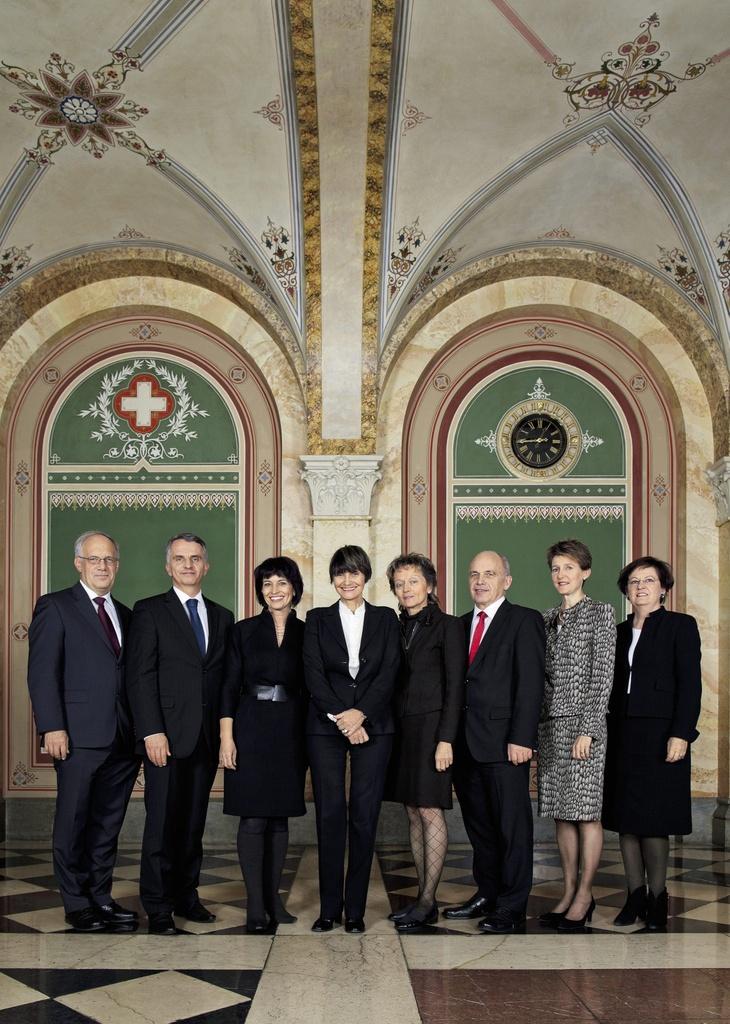 Cinq femmes pour trois hommes sur la nouvelle photo officielle du Conseil fédéral. [Monika Flueckiger]