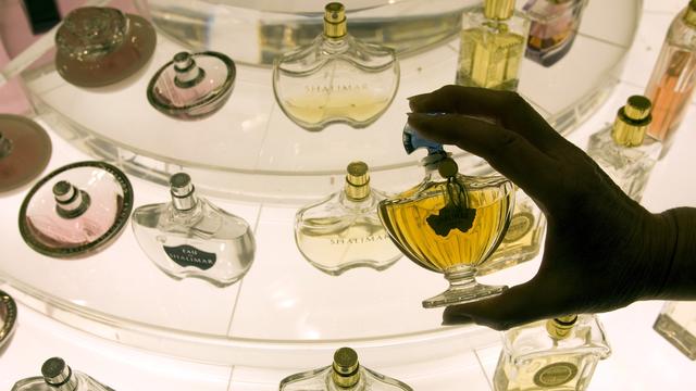 Chaque année, des centaines de parfums sortent sur le marché mondial.