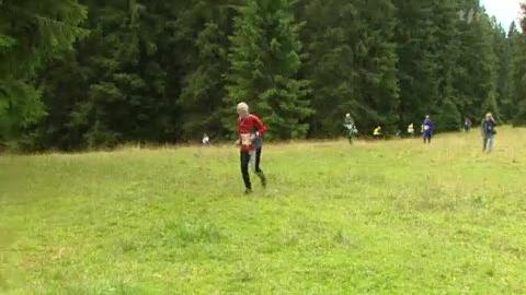 Découverte de la course d'orientation lors des championnats du monde vétérans dans les Franches-Montagnes (NE)