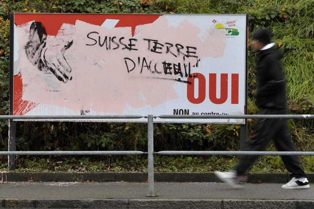 l'Organisation suisse d'aide aux réfugiés (OSAR) s'est alliée à des politiciens de droite. L'objectif est de faire passer le contre-projet à l'initiative de l'UDC. [Keystone - Dominic Favre]