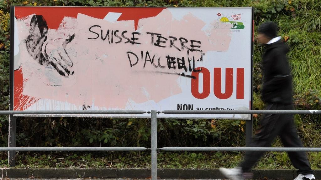 l'Organisation suisse d'aide aux réfugiés (OSAR) s'est alliée à des politiciens de droite. L'objectif est de faire passer le contre-projet à l'initiative de l'UDC. [Keystone - Dominic Favre]