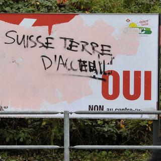 l'Organisation suisse d'aide aux réfugiés (OSAR) s'est alliée à des politiciens de droite. L'objectif est de faire passer le contre-projet à l'initiative de l'UDC. [Keystone - Dominic Favre]