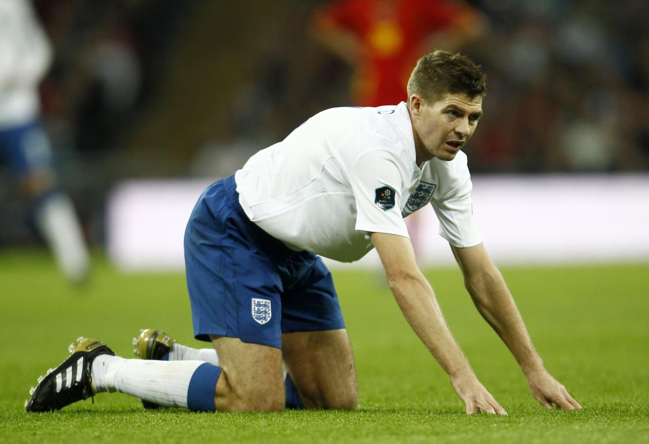 Steven Gerrard les genoux à terre. [REUTERS - � Eddie Keogh / Reuters]