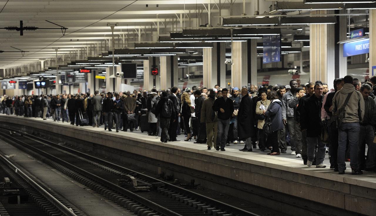 A la Gare du Nord à Paris, des passagers attendent un train. [REUTERS - � Gonzalo Fuentes / Reuters]