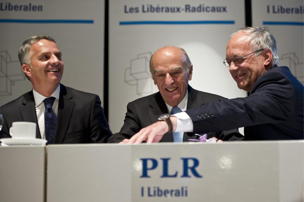 Hans-Rudolf Merz entouré des deux ministres libéraux-radicaux Didier Burkhalter et Johann Schneider-Ammann. [KEYSTONE - ENNIO LEANZA]