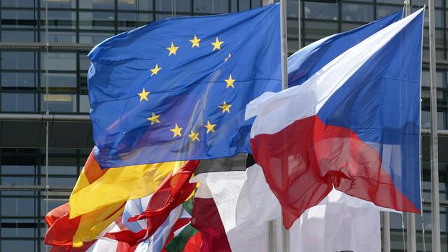 L'Union européenne: son drapeau étoilé et les drapeaux des pays membres.