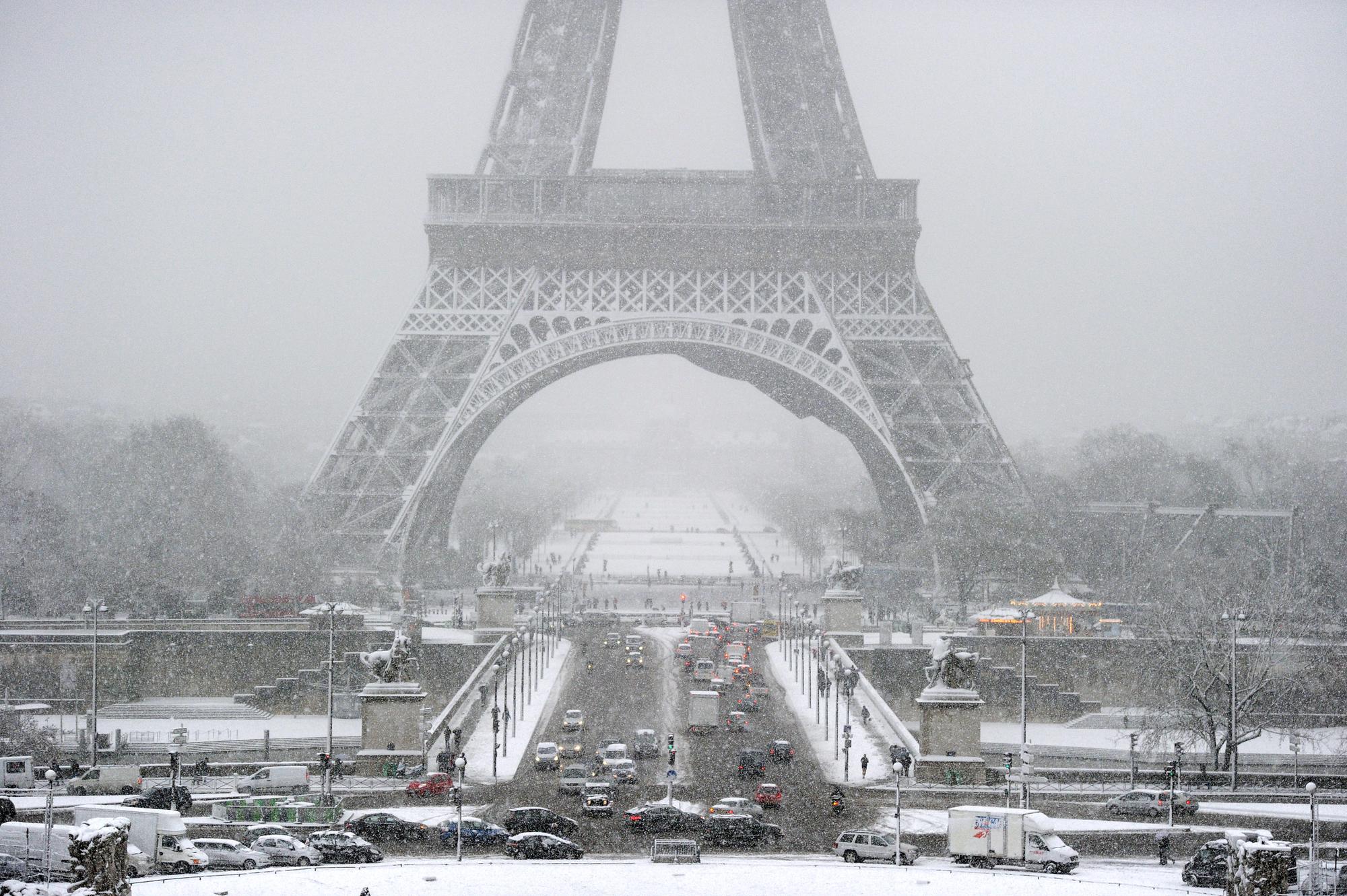 La Tour Eiffel a été fermée au public, tout comme le château de Versailles. [AFP - Miguel Medina]