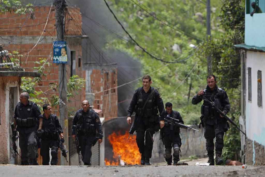 La police, appuyée par des blindés de la Marine, a pris le contrôle de la favela de Vila Cruzeiro jeudi. [KEYSTONE - AP Photo/Felipe Dana]