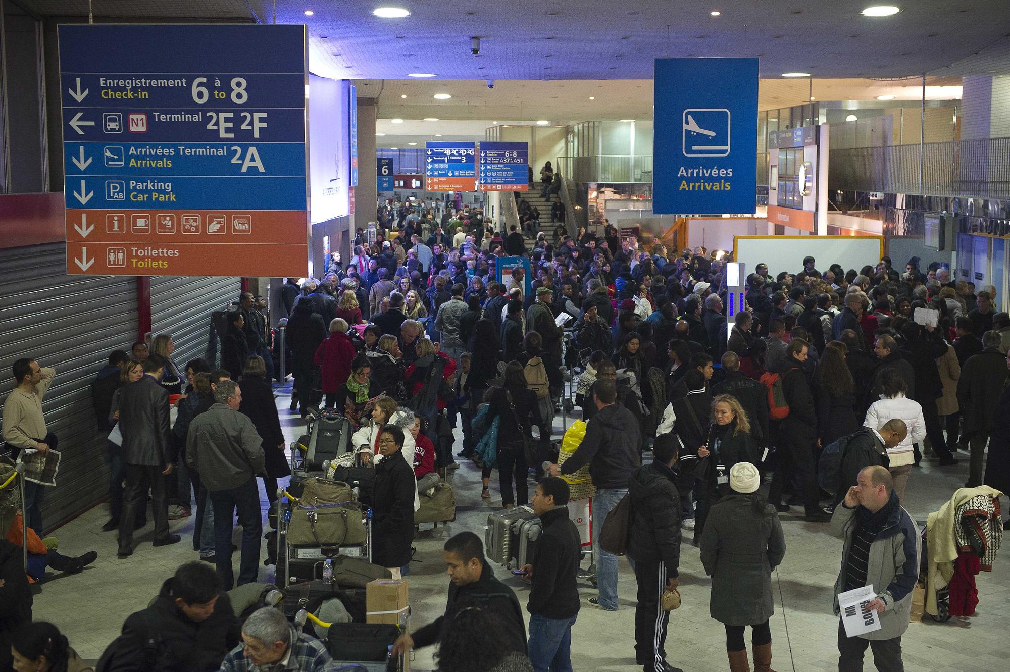 Les voyageurs doivent prendre leur mal en patience à l'aéroport parisien de Roissy. [AFP - Bertrand Langlois]
