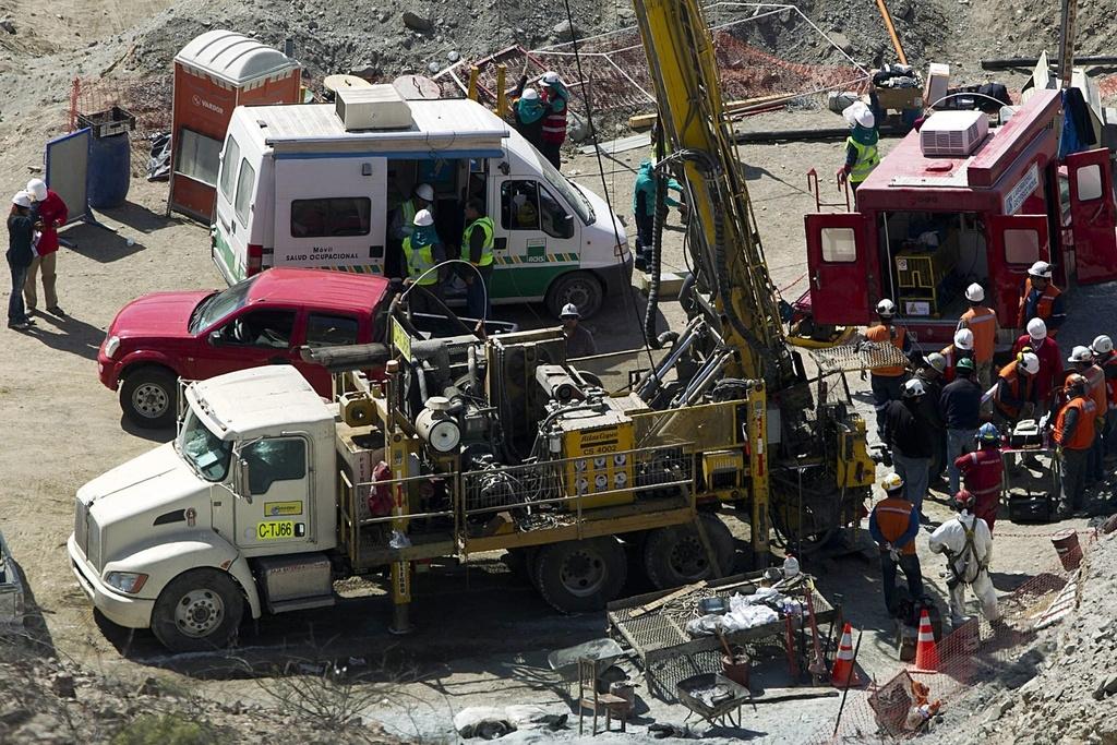 Autour de la mine de San José, les secours poursuivent leurs efforts pour venir en aide aux 33 miraculés.