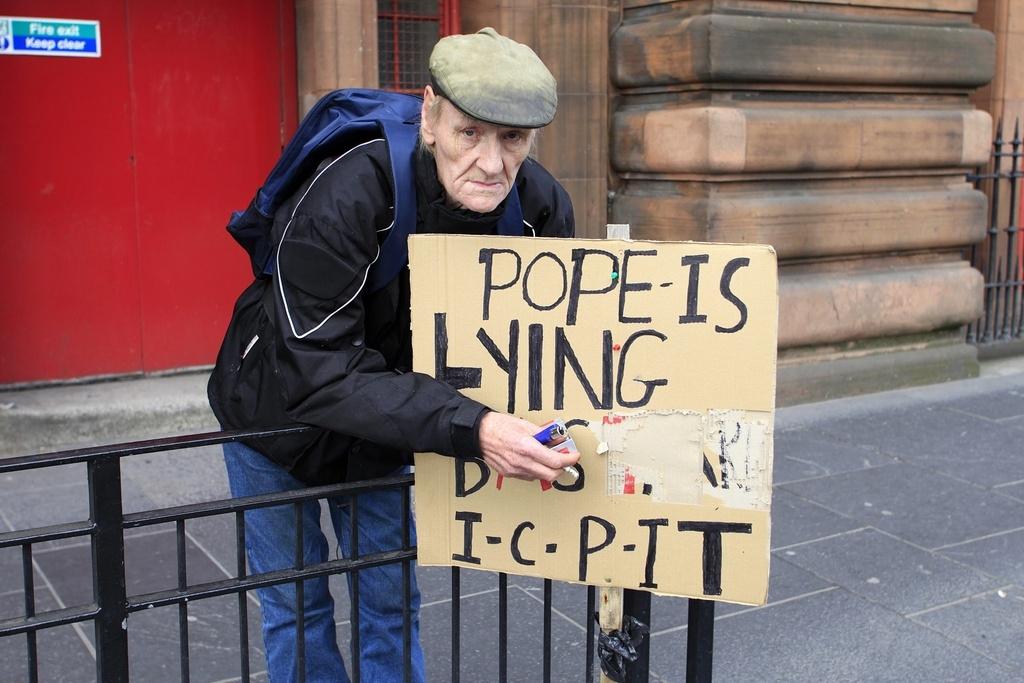 Un Britannique hostile à la venue du pape se prépare à manifester.