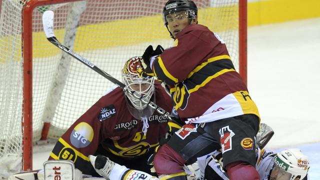 Richard Park se bat pour le puck avec Reuille.