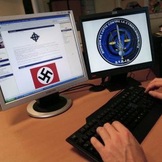 Un gendarme de la Division de lutte contre la cybercriminalité du département de surveillance internet contrôle un site  le 5 novembre 2007, à Rosny-sous-Bois