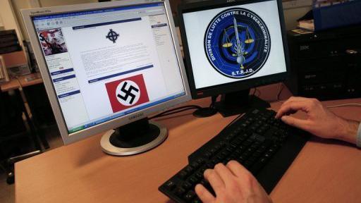 Un gendarme de la Division de lutte contre la cybercriminalité du département de surveillance internet contrôle un site  le 5 novembre 2007, à Rosny-sous-Bois