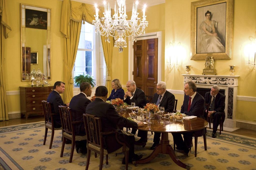 Les cinq dirigeants, Obama et Hillary Clinton ont dîné ensemble pour relancer les négociations de paix. [KEYSTONE - Pete Souza]