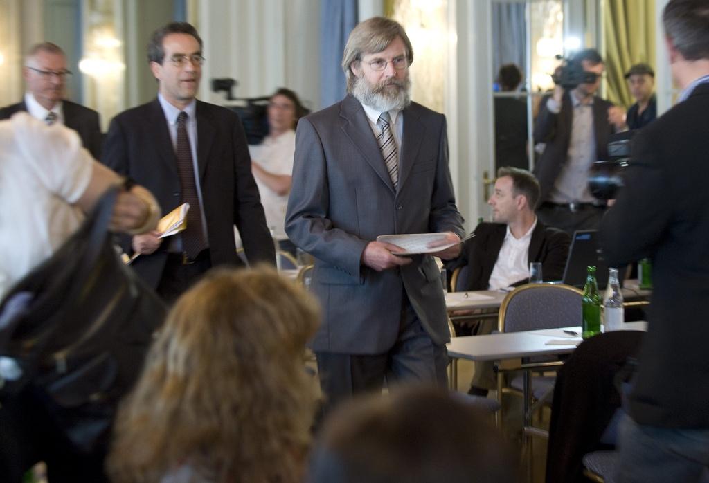 A son tour, Max Göldi donne une conférence de presse à  Berne. La rencontre a lieu à à l'hôtel Bellevue. Son frère Moritz est à ses côtés.