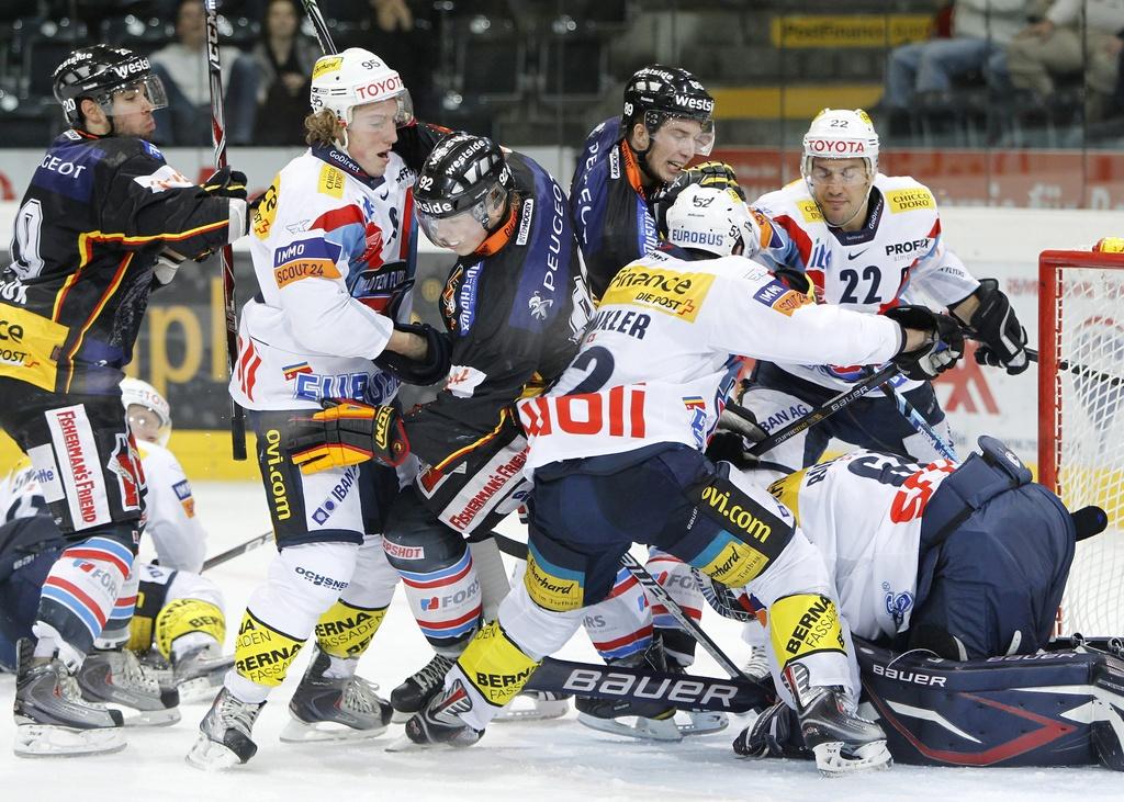 Match parfois très engagé entre Berne et Kloten. Solides défensivement (un seul but encaissé en trois matches), les Zurichois auront le dernier mot. [KEYSTONE - PETER KLAUNZER]