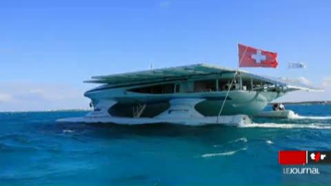 Sommet de Cancun: le catamaran suisse "Planet Solar" démontre qu'il est possible de se mouvoir grâce à l'énergie solaire