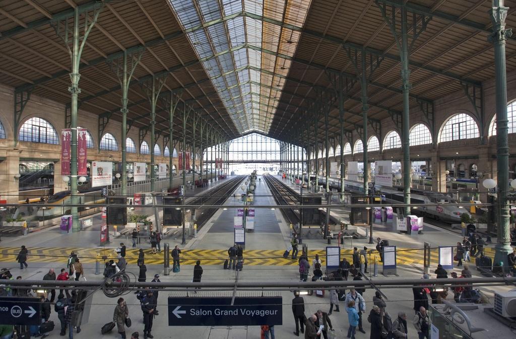 A Paris, la Gare du Nord est beaucoup plus déserte que d'habitude à l'heure de pointe du matin. [KEYSTONE - IAN LANGSDON]
