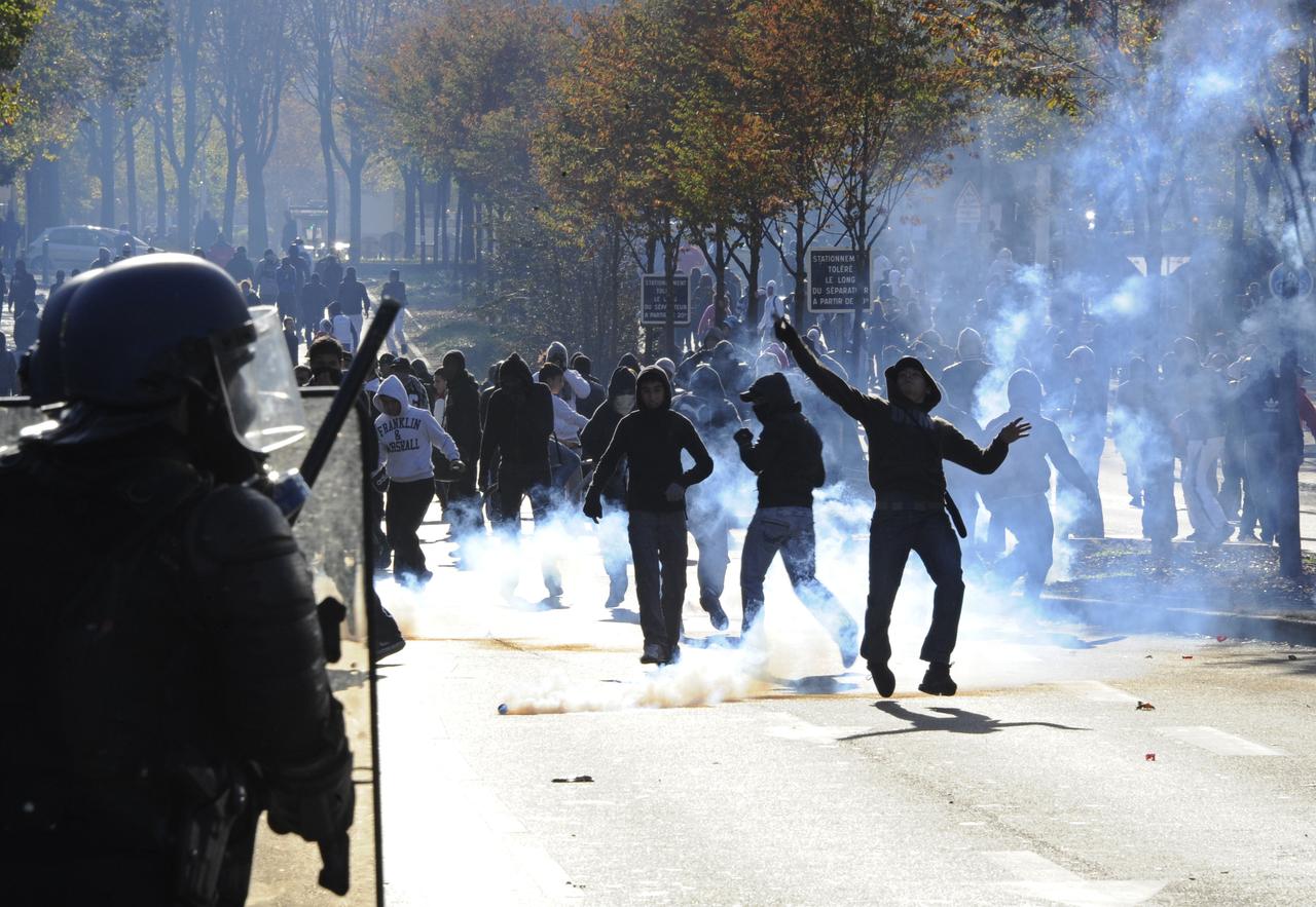 La journée de mercredi a de nouveau été marquée par les affrontements entre jeunes et policiers. [AFP - BERTRAND GUAY]