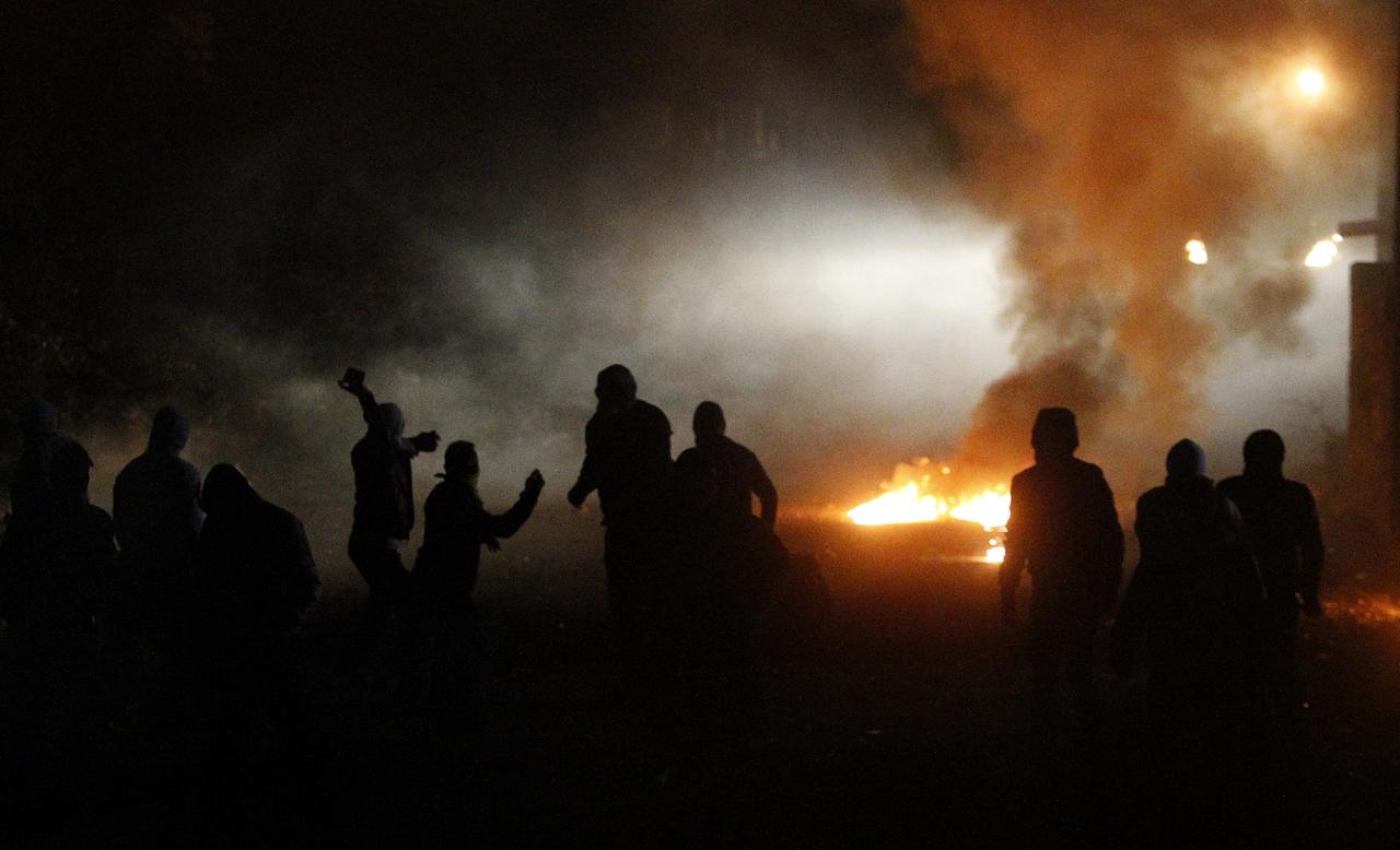 Feux d'artifice et jets de pierre ont accueilli les policiers venus débloquer la décharge de Terzigno. [REUTERS - � STRINGER Italy / Reuters]