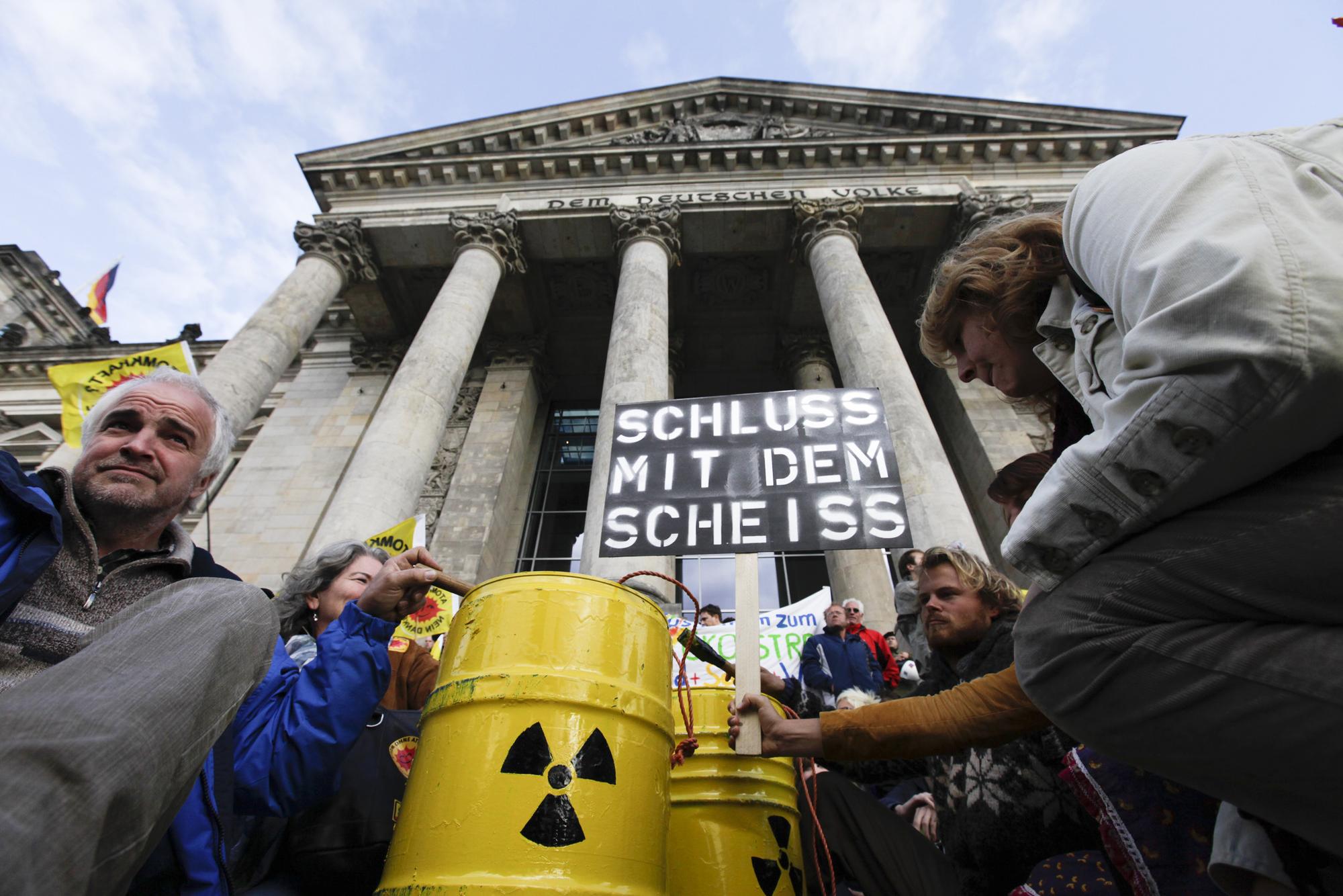 Les opposants au nucléaire ont encerclé symboliquement le Reichstag. [REUTERS - � Thomas Peter / Reuters]