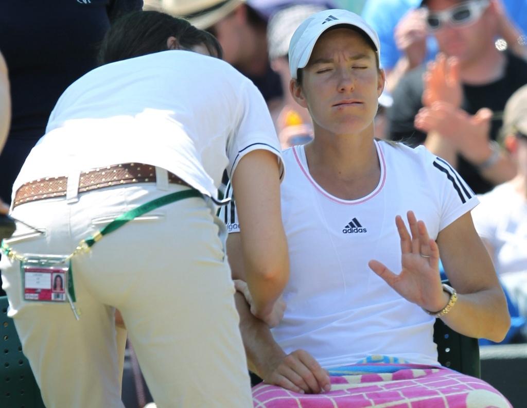 Justine Henin s'est blessée à un coude.