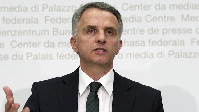 Didier Burkhalter a présenté une série de mesures visant à faire des économies dans le secteur de la santé. [Peter Schneider]