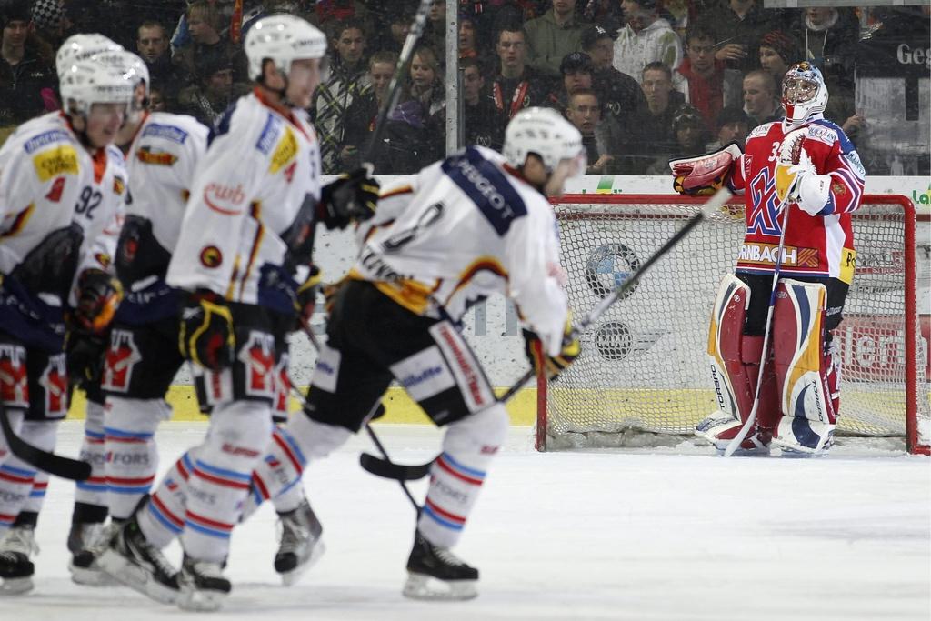 Marco Streit n'a pas pu empêcher la victoire du SCB dans le derby bernois. [KEYSTONE - Peter Klaunzer]