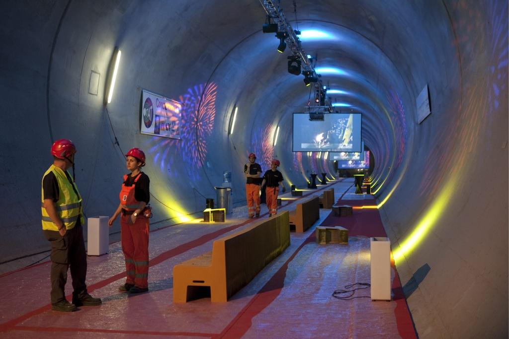 Le tunnel a revêtu sa tenue d'apparat pour les festivités de vendredi. [KEYSTONE - MARTIN RUETSCHI]