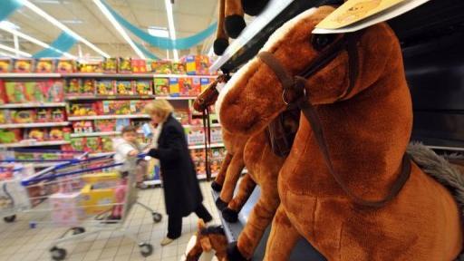 Achats de Noël dans un supermarché, le 2 décembre 2008 à Rots, dans l'ouest de la France