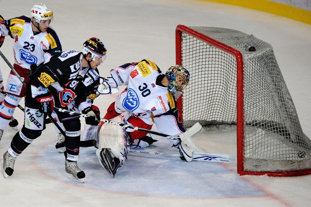 Cédric Botter a inscrit un joli doublé pour offrir la victoire à Gottéron. [KEYSTONE - DOMINIC FAVRE]