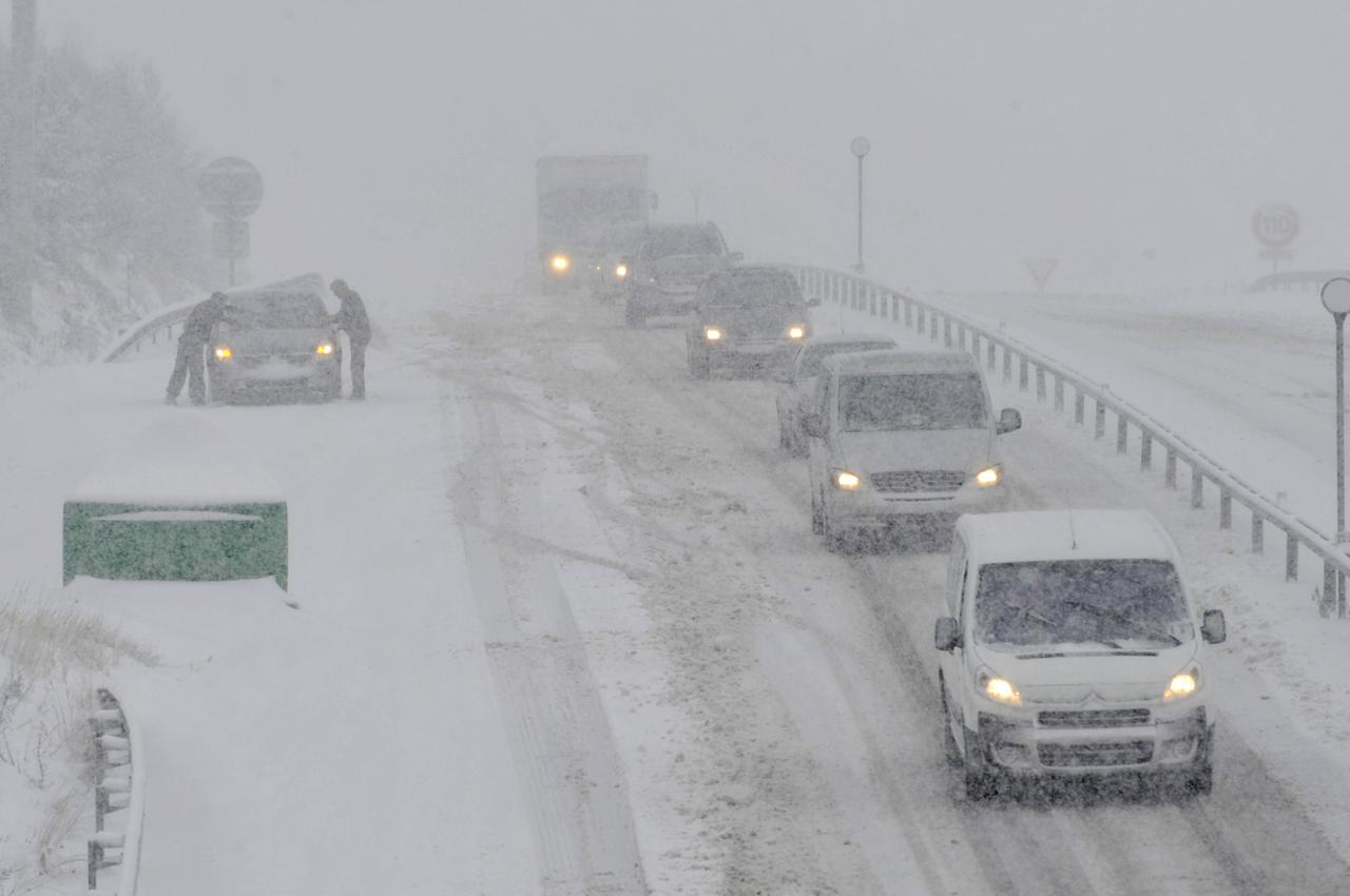 La neige continuait de tomber mercredi matin dans le centre de la France. [Thierry Zoccolan]