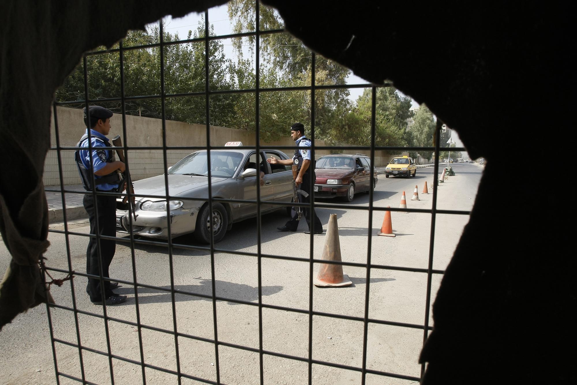 Des policiers contrôlent les véhicules au centre de Bagdad, après l'attentat sanglant dans un centre de recrutement.