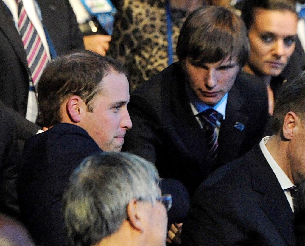 Le joueur russe d'Arsenal Andrei Arshavin console le Prince William. [KEYSTONE - Anthony Devlin]