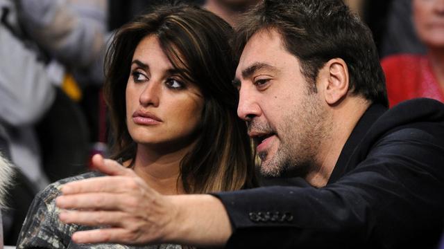 L'acteur espagnol Javier Bardem semble expliquer les règles à son épouse, Penelope Cruz. De nombreuses stars ont assisté à la rencontre: Cameron Diaz, Sylvester Stallone ou encore Kanye West. [Keystone - PAUL BUCK]