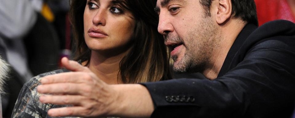 L'acteur espagnol Javier Bardem semble expliquer les règles à son épouse, Penelope Cruz. De nombreuses stars ont assisté à la rencontre: Cameron Diaz, Sylvester Stallone ou encore Kanye West. [Keystone - PAUL BUCK]