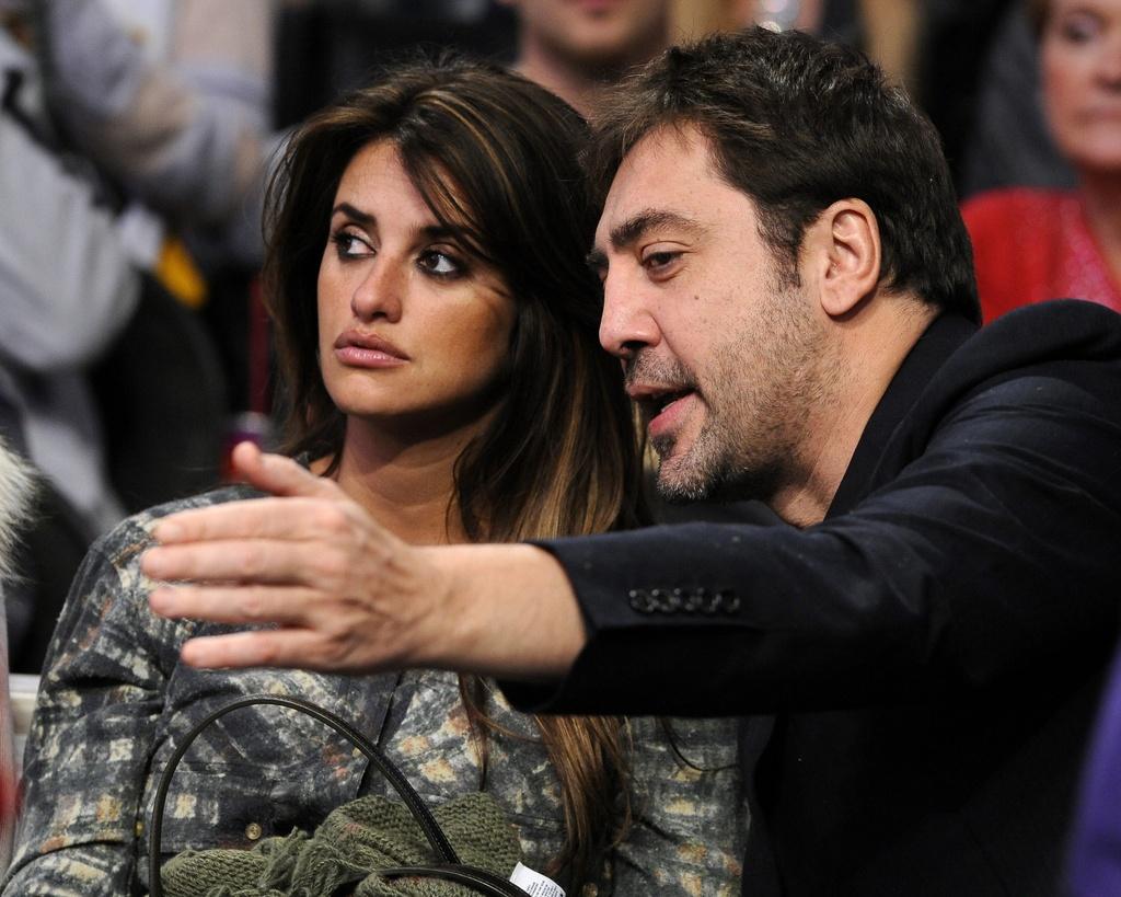 L'acteur espagnol Javier Bardem semble expliquer les règles à son épouse, Penelope Cruz. De nombreuses stars ont assisté à la rencontre: Cameron Diaz, Sylvester Stallone ou encore Kanye West. [Keystone - PAUL BUCK]