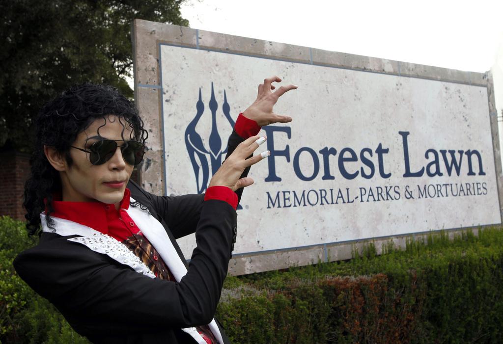 Ce sosie du "King of pop" pose devant le cimetière de Forest Lawn, où repose la star. [KEYSTONE - Nick Ut]