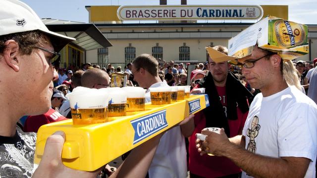 L'ambiance était bon enfant devant la brasserie du Cardinal. [KEYSTONE - LAURENT GILLIERON]