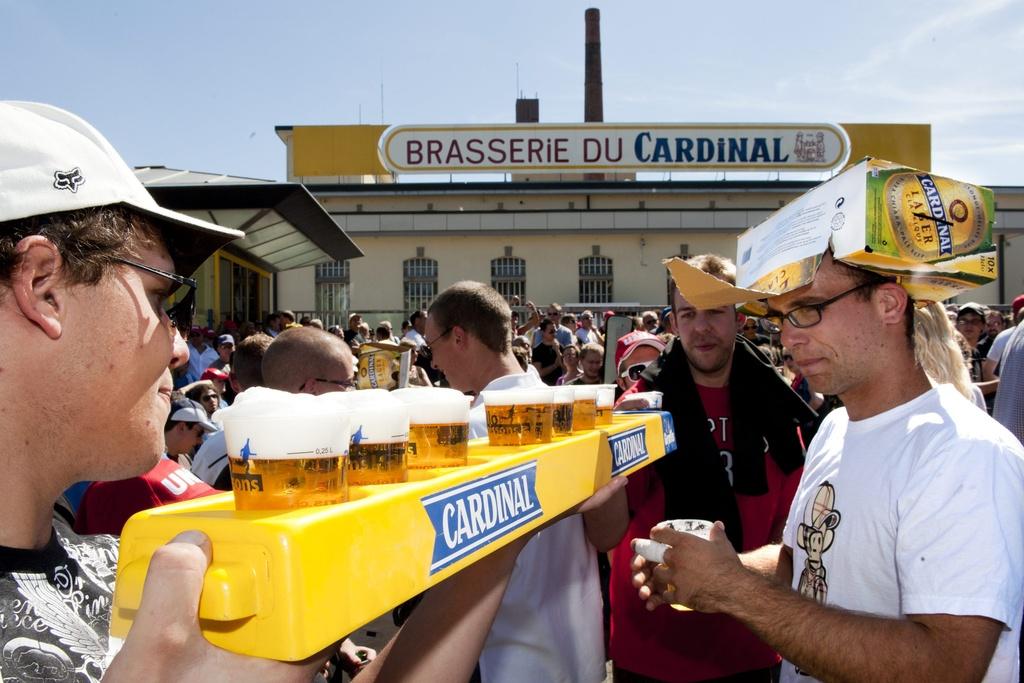 L'ambiance était bon enfant devant la brasserie du Cardinal. [KEYSTONE - LAURENT GILLIERON]