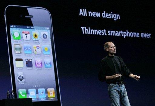 Le patron d'Apple, Steve Jobs dévoile l'iPhone 4 le 7 juin 2010 à San Francisco.