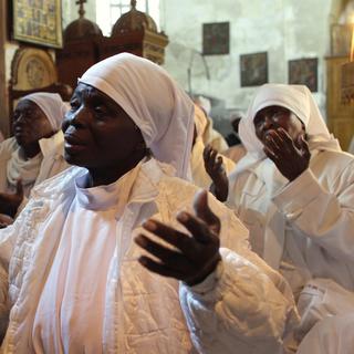 Des pèlerins chrétiens prient dans l'église de Nativité à Bethléem pour la paix au Moyen-Orient. [Reuters - Darren Whiteside]